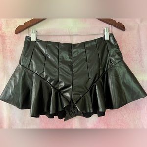 Short black pleather pleated skort size small